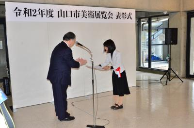 渡辺市長から表彰状を受け取る阿部さん