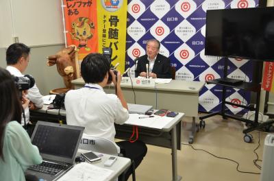 会見をする市長